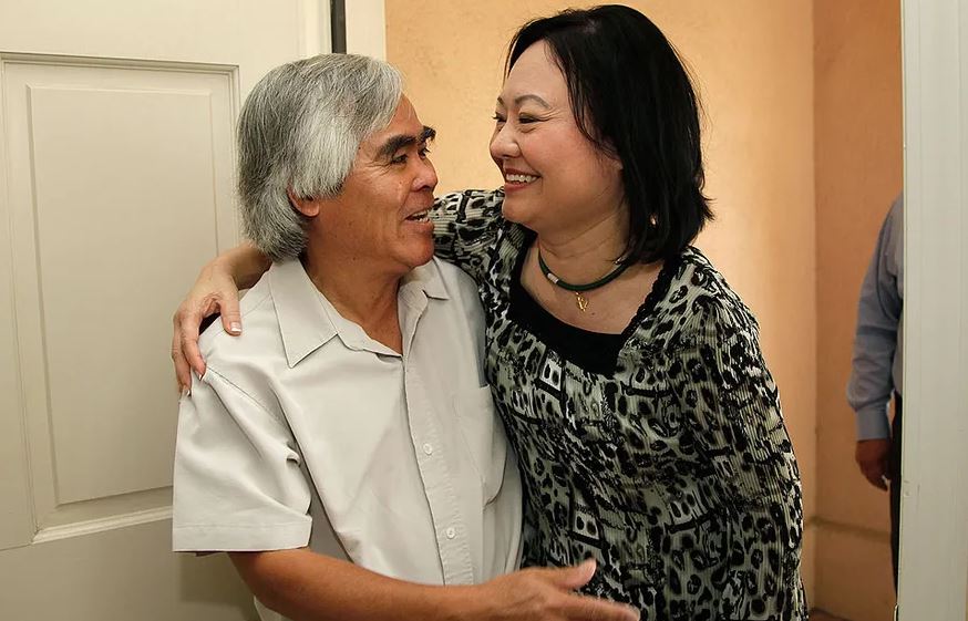 Kim Phuc posa con Nick Ut, el fotógrafo que le salvó la vida. Foto: AP/La Nación.