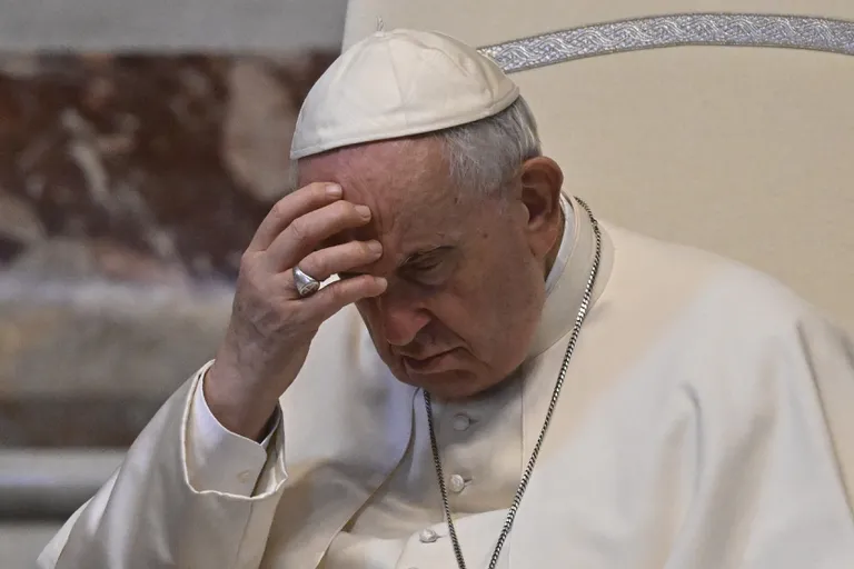 El papa Francisco firmó este 26 de abril una carta apostólica en forma de motu propio mediante la cual establece que la destitución o no de un religioso que cometa un delito de abusos contra un menor quedará en manos del superior mayor de la congregación. . Foto: La Nación Argentina.