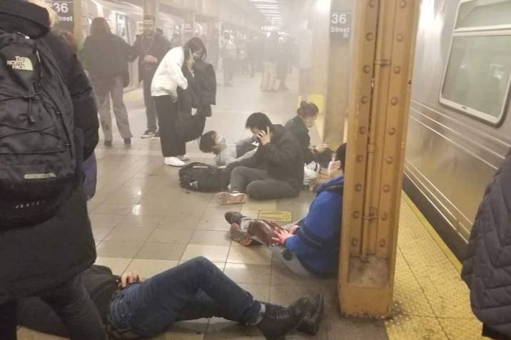 En tiroteo ocurrió en una estación de metro en el distrito de Brooklyn. 