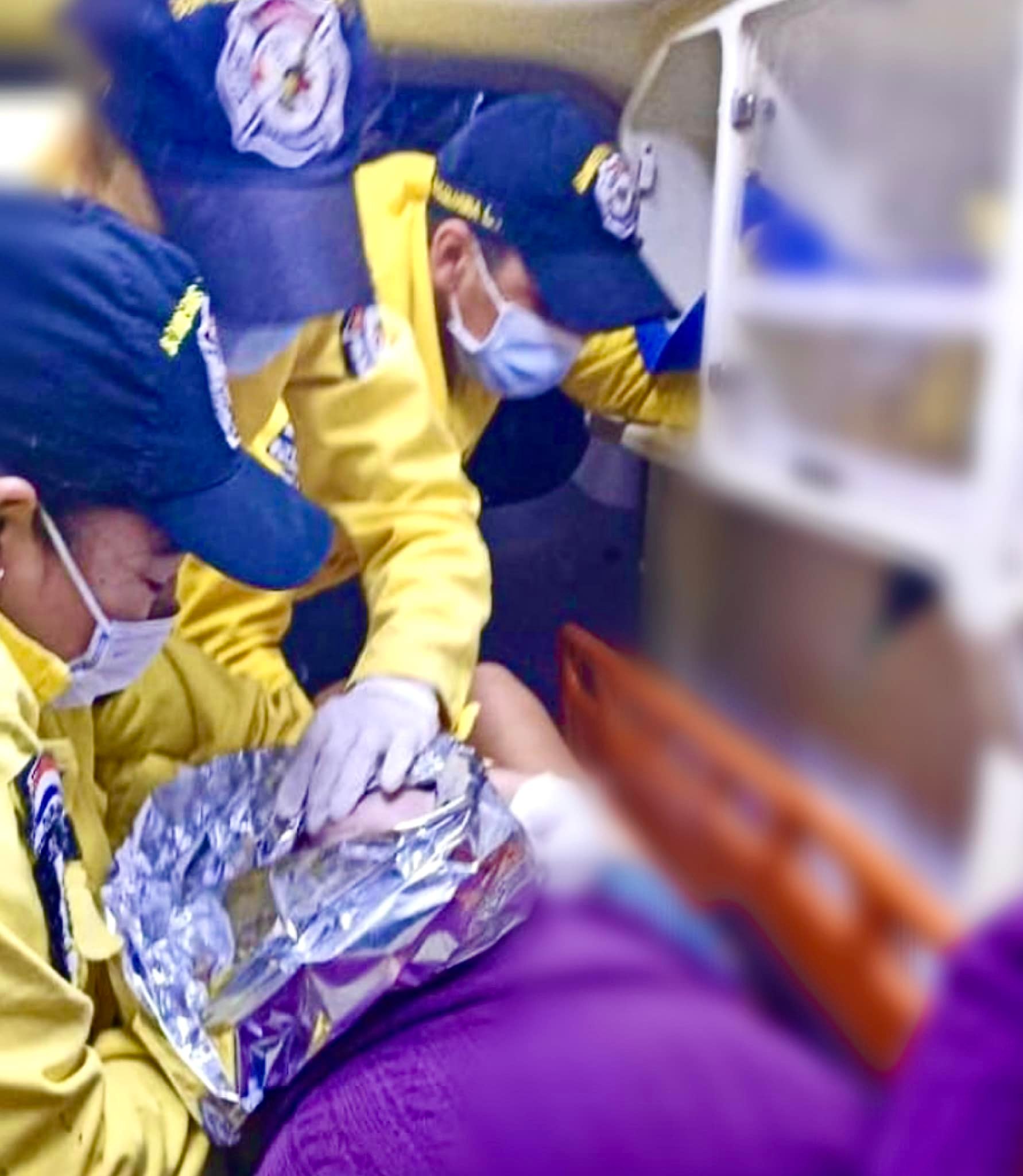 Las valientes bomberas de PJC ayudaron en el alumbramiento del bebé en el interior de la ambulancia. Foto: Bomberos Pedro Juan Caballero K51 CBVP
