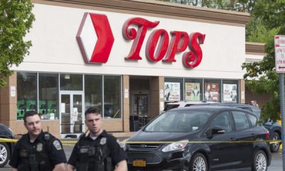 Agentes de policía en la escena de un tiroteo masivo en la tienda de comestibles Tops Friendly Market en Búfalo, Nueva York. Foto: Redes