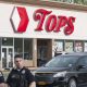 Agentes de policía en la escena de un tiroteo masivo en la tienda de comestibles Tops Friendly Market en Búfalo, Nueva York. Foto: Redes