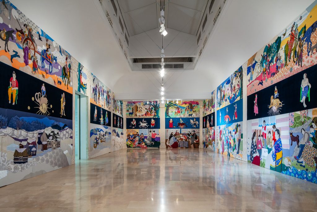 Małgorzata Mirga-Tas, Reencantando el mundo, vista de la exposición, Pabellón de Polonia en la Biennale Arte 2022. Foto: Daniel Rumiancew. Imágenes cortesía de Zachęta — Galería Nacional de Arte.