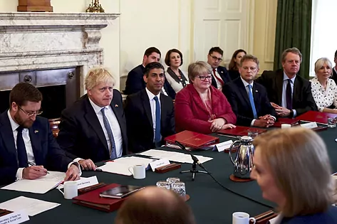 Boris Johson, reunido con su equipo de trabajo. Foto: El Mundo