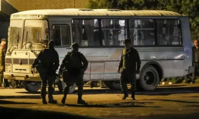 Decenas de autobuses fueron vistos evacuando combatientes de la planta de Azovstal. Foto: BBC Mundo.