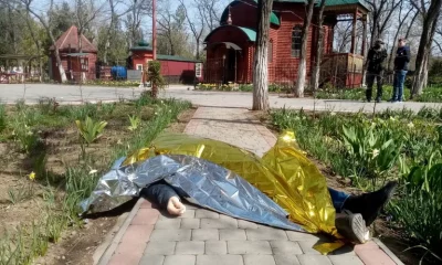 Un cadáver en la zona de Mykolaiv, Ucrania. Foto: Infobae.