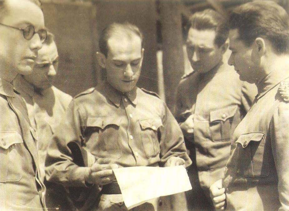 Carlos Pastore (centro, con papel en mano) durante la Guerra del Chaco. A la derecha, el mariscal José Félix Estigarribia. Archivo del Ing. Rafael Mariotti (Asociación Cultural Mandu’arã)