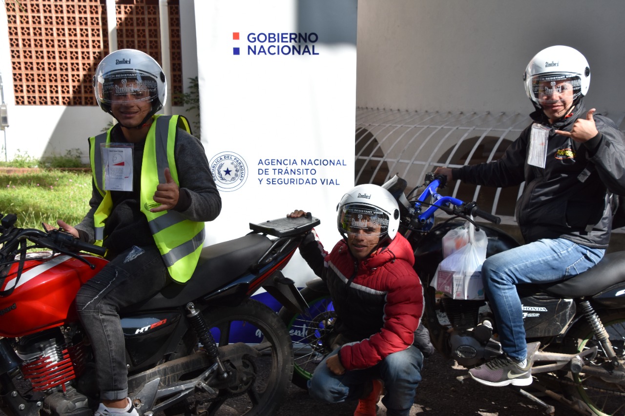 Algunos de los motociclistas que recibieron los cascos. Foto: Gentileza