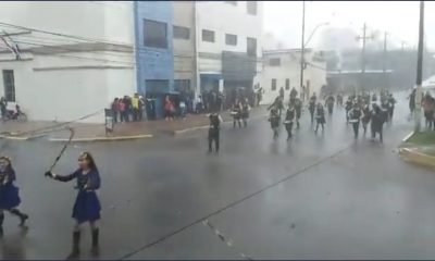Los estudiantes de la ciudad de Pedro Juan Caballero marcharon bajo una intensa lluvia por los 211 años de la Independencia del Paraguay. Captura de pantalla.