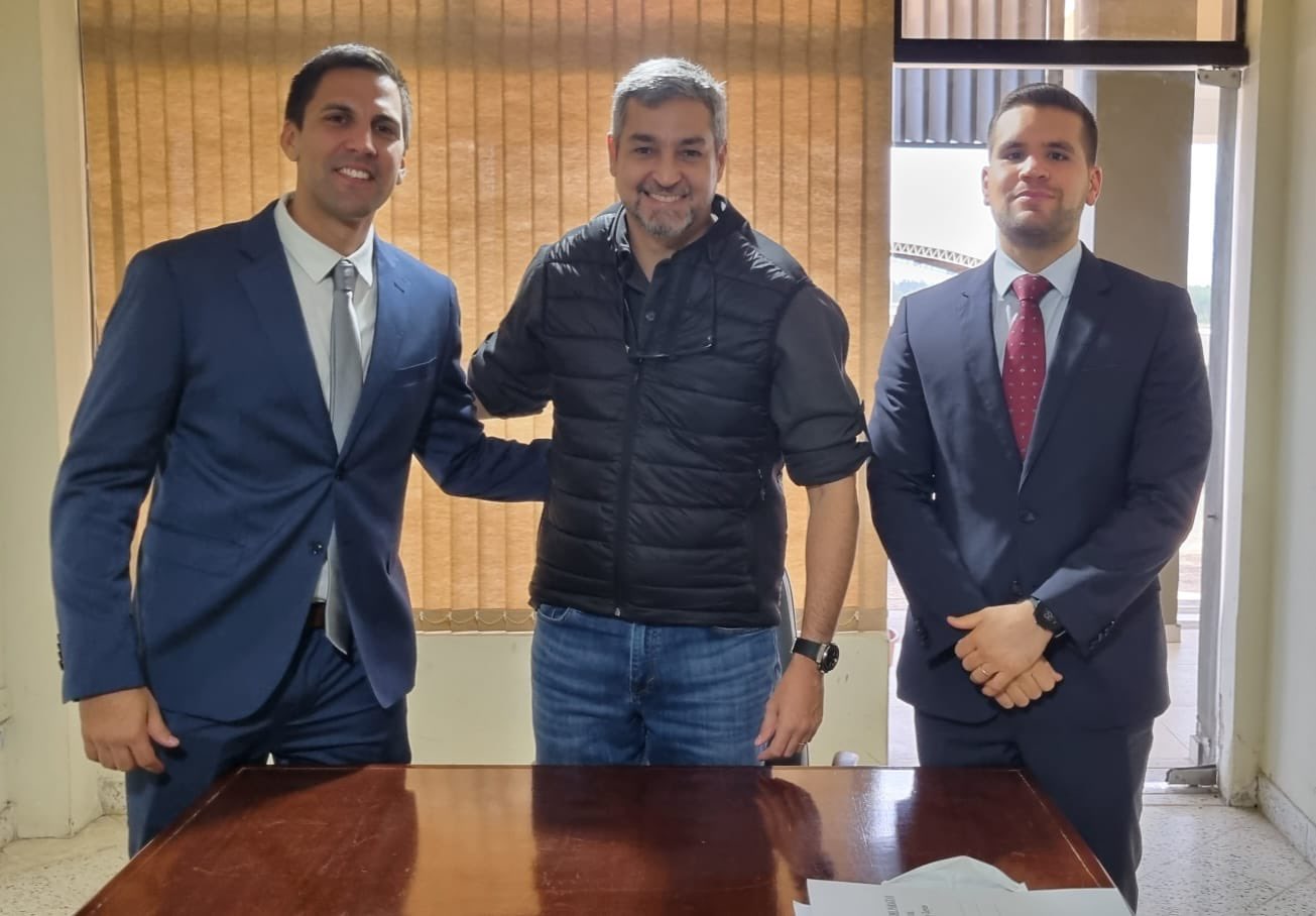 Diego Harrison, Mario Abdo Benítez y su jefe de Gabinete Civil, Hernán Huttemann. Foto: @MaritoAbdo.