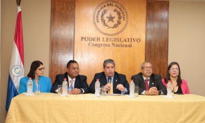 Los diputados venezolanos tras reunirse con el presidente del Congreso, Óscar Salomón. Foto: Gentileza.