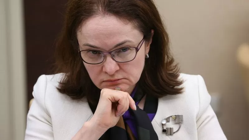 Elvira Nabiullina tiene una de las misiones más difíciles, rescatar la economía en una guerra. Foto: BBC Mundo.