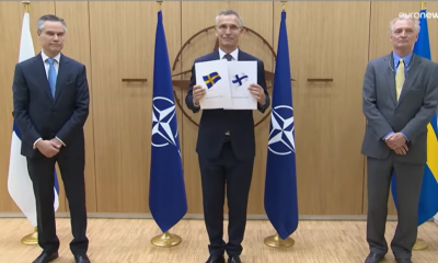 Los embajadores de Suecia y Finlandia ante la OTAN entregaron su solicitud de ingreso en la Alianza en la sede de la organización transatlántica, en Bruselas. Foto: Captura de pantalla