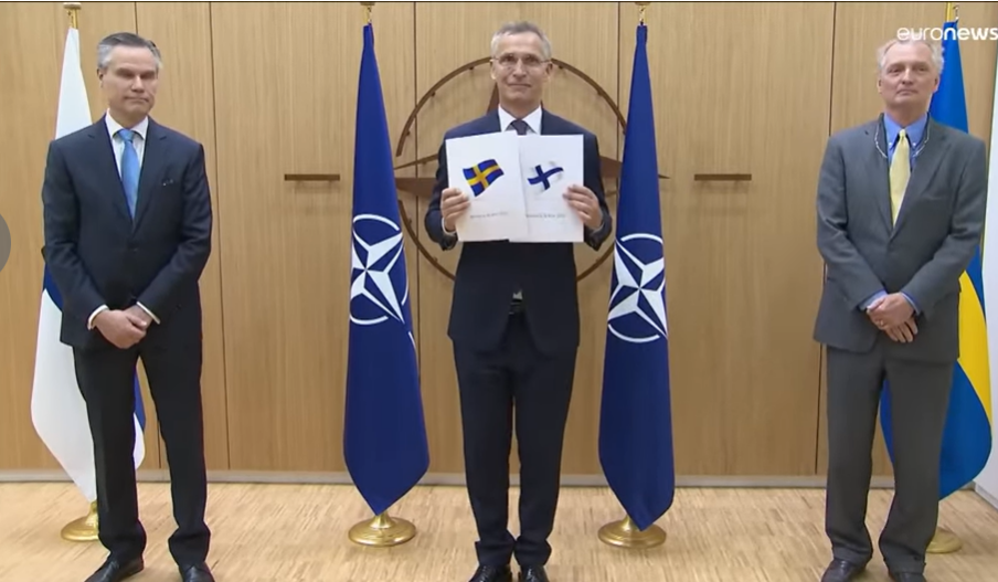 Los embajadores de Suecia y Finlandia ante la OTAN entregaron su solicitud de ingreso en la Alianza en la sede de la organización transatlántica, en Bruselas. Foto: Captura de pantalla