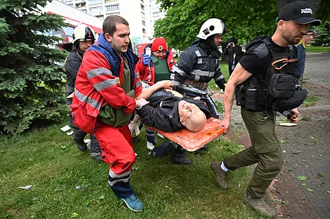 Asistencia a herido tras un bombardeo en Jarkov. Foto: El Tiempo