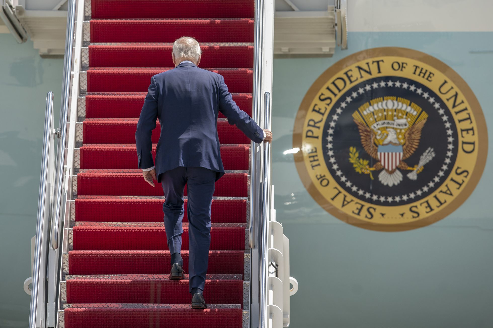 Joe Biden, presidente de los Estados Unidos subiendo al avión presidencial. Foto: El País