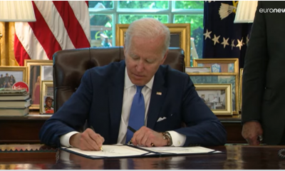 Biden firmó un proyecto de ley que agilizará el proceso de suministro a Ucrania. Foto: Captura de video