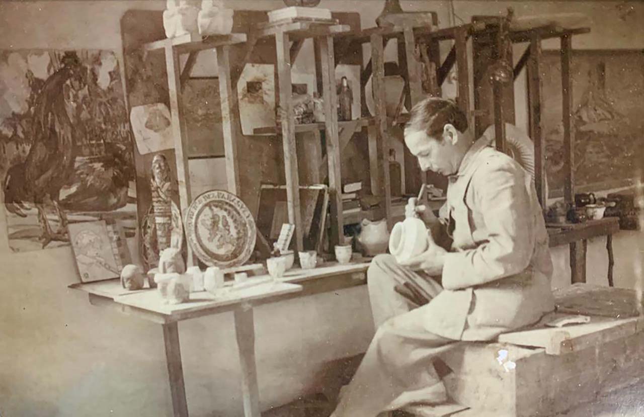 Julián de la Herrería trabajando en el taller de Manises, Valencia. Colección Hrisuk. Cortesía