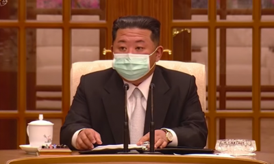 Kim Jong-Un, considerado como un dios por la ideología juche, apareciendo con mascarilla quirúrgica como una persona más.. Foto: Captura de pantalla