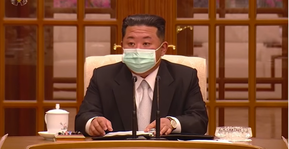 Kim Jong-Un, considerado como un dios por la ideología juche, apareciendo con mascarilla quirúrgica como una persona más.. Foto: Captura de pantalla