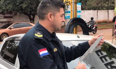 El oficial interviniente muestra el arma incautada de la mochila del menor. Foto: Radio Concierto