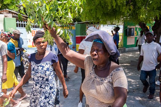 Una mujer grita consignas durante una manifestación en la comuna de Tabarre, en Puerto Príncipe, Haití. Foto: El Espectador