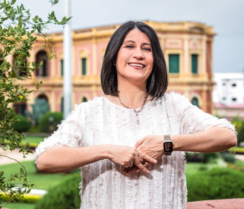 María Julia Garcete haciendo lengua de señas. Foto: Gentileza.