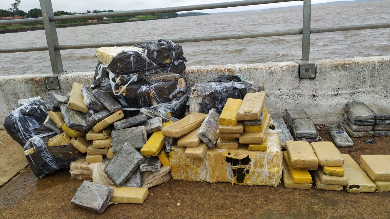 Más de 200 panes de marihuana fueron encontrados flotando en el Paraná. Foto: TV Sur de Encarnación