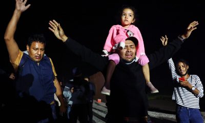 Un grupo de migrantes poco después de cruzar un hueco en la barrera fronteriza entre Estados Unidos y México, mientras esperan que la Patrulla Fronteriza los procese, el 23 de mayo de 2022 en Yuma, Arizona. Foto: El País.