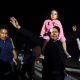 Un grupo de migrantes poco después de cruzar un hueco en la barrera fronteriza entre Estados Unidos y México, mientras esperan que la Patrulla Fronteriza los procese, el 23 de mayo de 2022 en Yuma, Arizona. Foto: El País.