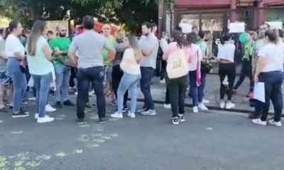 Padres de familia se manifestaron frente a la Fiscalía de Lambaré. Foto: Gentileza