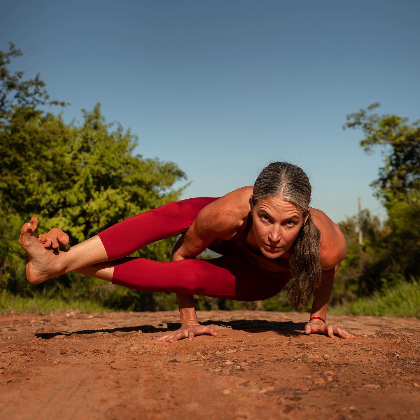 Paola Santarelli muestra la ᴀꜱᴛᴀᴠᴀᴋʀᴀꜱᴀɴᴀ. @yogafitness.ps 📷 @abnitz