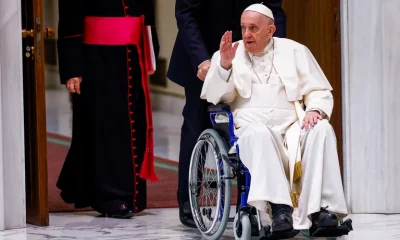 El papa Francisco está aquejado por un problema en la rodilla por lo que se vio obligado a usar la silla de ruedas. Foto: Infobae