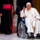 El papa Francisco está aquejado por un problema en la rodilla por lo que se vio obligado a usar la silla de ruedas. Foto: Infobae