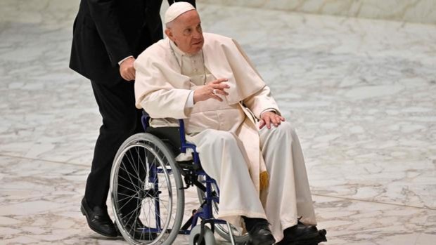 El papa Francisco se vio obligado a utilizar silla de ruedas para llegar a misa debido a la enfermedad en la rodilla que lo que aqueja. Foto: abc.es