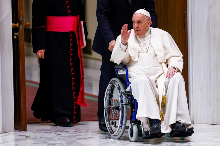 El papa Francisco está aquejado por un problema en la rodilla por lo que se vio obligado a usar la silla de ruedas. Foto: Infobae