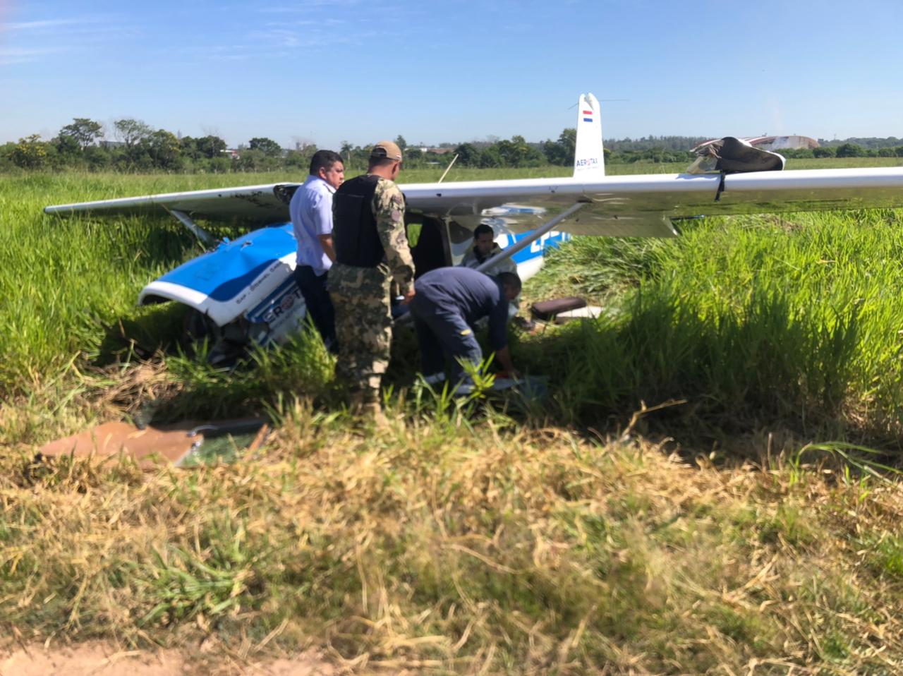 La avioneta se precipitó poco después del despegue en la zona del aeropuerto Silvio Pettirossi. Foto: 1000 AM