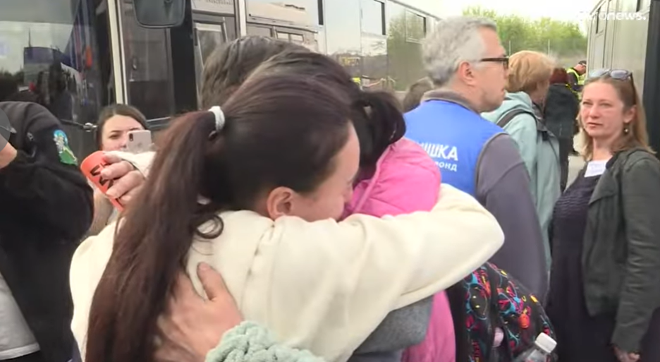 Los ucranianos se ven obligados a ir de refugiados a otros países ante los ataques de Rusia, Foto: Captura de pantalla.