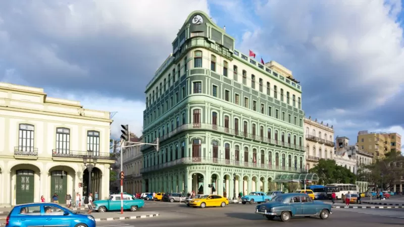 El recinto se utilizó como hotel de cinco estrellas en 2005 y desde entonces se convirtió en uno de los más lujosos de La Habana. Foto: BBC Mundo.