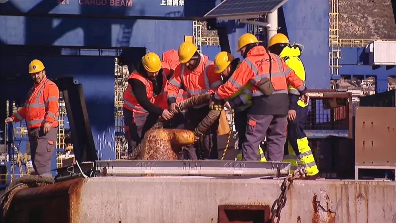 Trabajadores en el puerto de El Pireo. Foto: BBC Mundo.