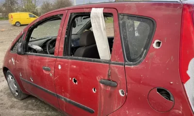 Una bandera blanca no impidió que este auto fuera atacado. Foto: BBC Mundo