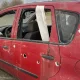 Una bandera blanca no impidió que este auto fuera atacado. Foto: BBC Mundo