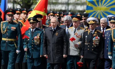 Vladimir Putin lideró el desfile militar del 9 de mayo en la plaza Roja de Moscú que conmemora la victoria soviética ante los nazis en 1945. Foto: Infobae
