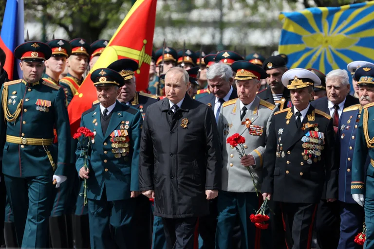 Vladimir Putin lideró el desfile militar del 9 de mayo en la plaza Roja de Moscú que conmemora la victoria soviética ante los nazis en 1945. Foto: Infobae