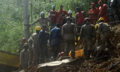 Bomberos trabajan en el área de un deslizamiento de tierra provocado por las fuertes lluvias en Brasil. Foto: EFE
