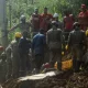 Bomberos trabajan en el área de un deslizamiento de tierra provocado por las fuertes lluvias en Brasil. Foto: EFE