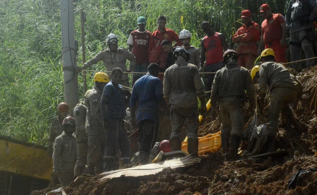 Bomberos trabajan en el área de un deslizamiento de tierra provocado por las fuertes lluvias en Brasil. Foto: EFE