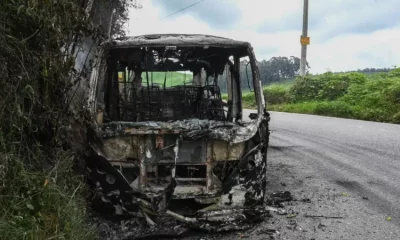 Bus incinerado como respuesta al "paro armado" en Colombia. Foto: BBC Mundo