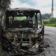 Bus incinerado como respuesta al "paro armado" en Colombia. Foto: BBC Mundo