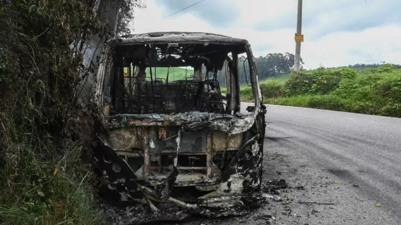 Bus incinerado como respuesta al "paro armado" en Colombia. Foto: BBC Mundo